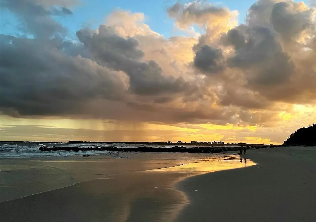 Central Kings Beach 2 Bedroom Apt W Pool And Spa Access Caloundra 0*,  Australië