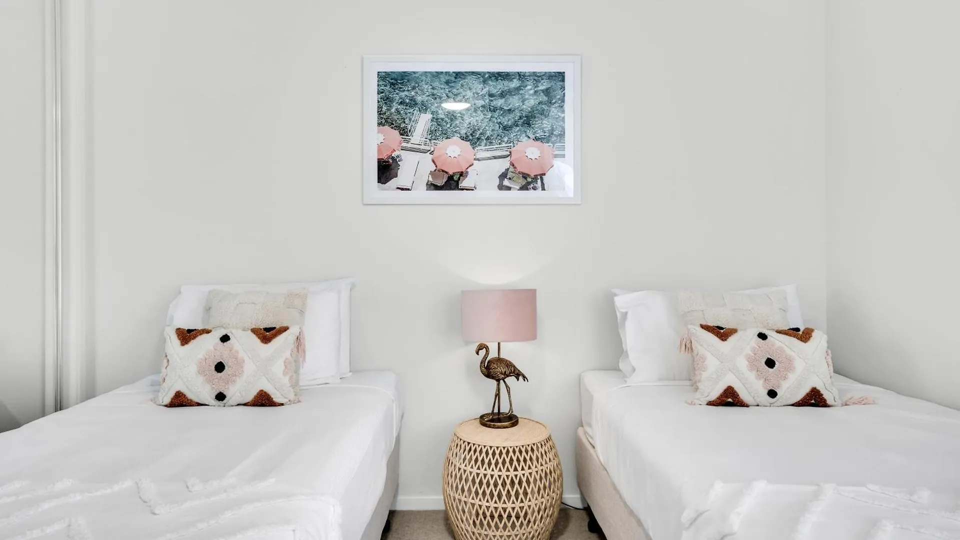 Central Kings Beach 2 Bedroom Apt W Pool And Spa Access Caloundra